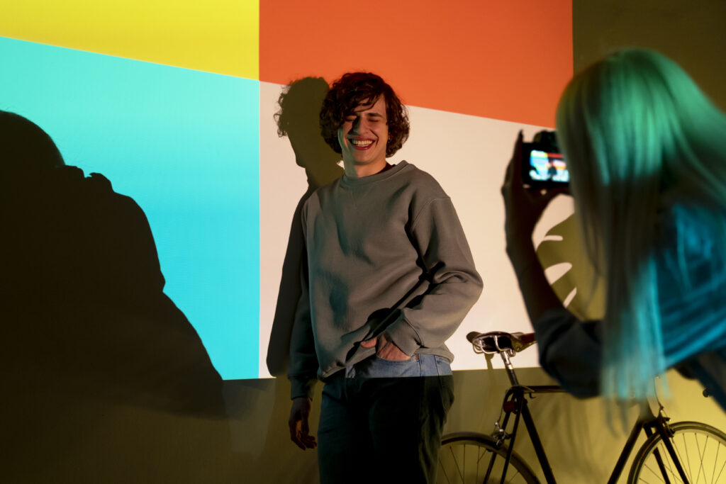 pareja tomando fotos la luz del proyector de peliculas